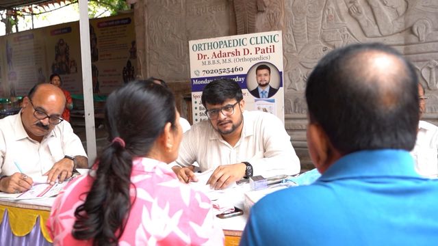Attendees gathered near the registration table at Shri Budheshwar Shiv Mandir during the camp