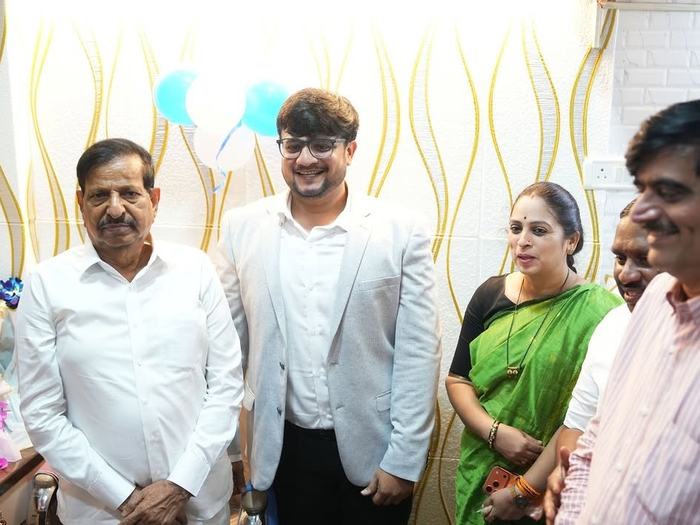 Dr. Adarsh Patil standing beside the consultation desk with Hon. Shri Ganesh Naik, Minister, Government of Maharashtra, Mrs. Sujata Patil, Mayor of Navi Mumbai, and Mr. Dashrath Bhagat, Deputy Mayor of Navi Mumbai